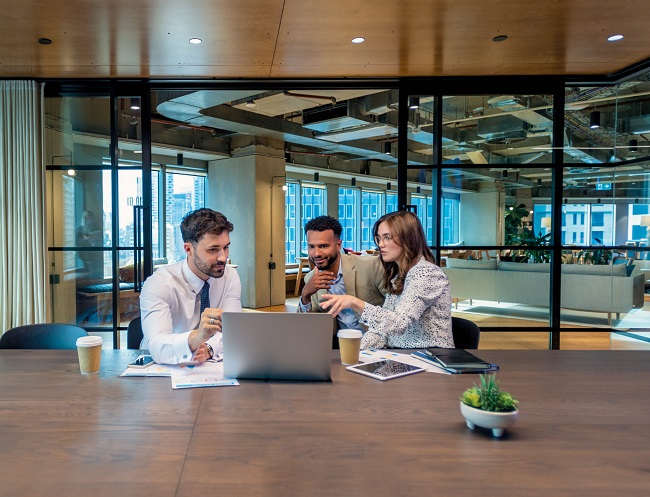 Reunion de personas para tomar decisiones de una empresa