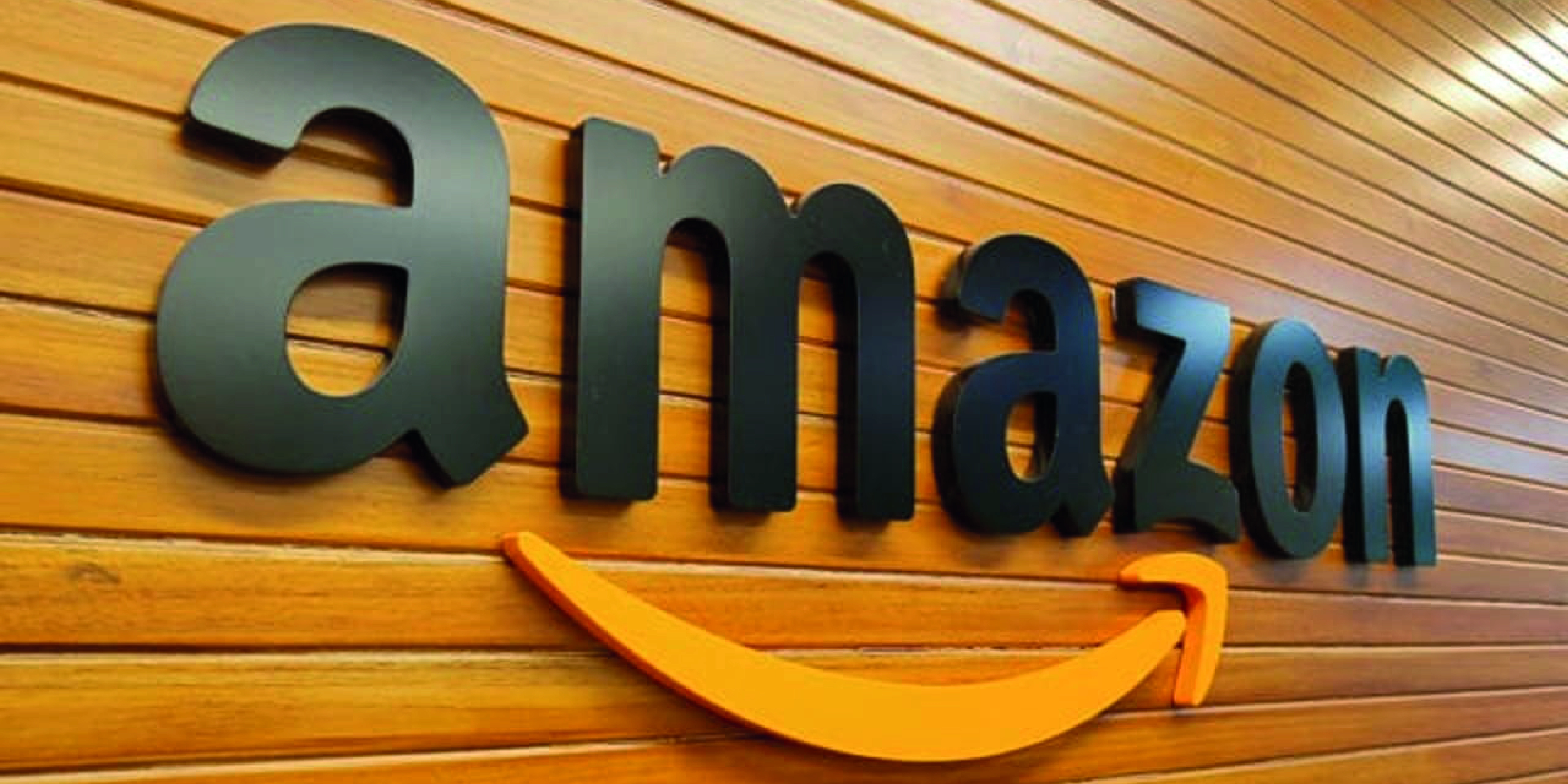 Logo de amazon en un centro de distribucion
