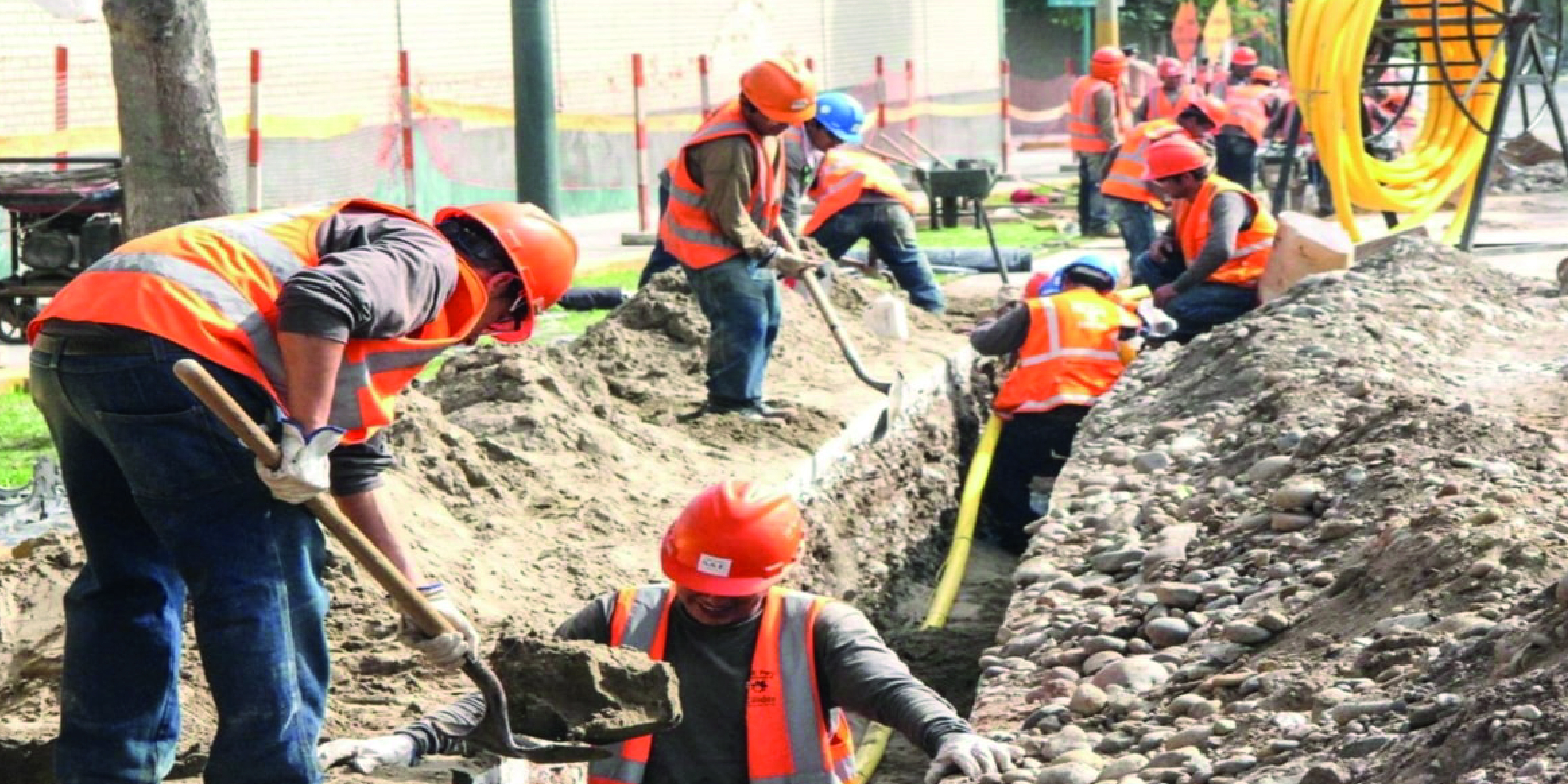 Trabajadores cavando para ampliar el suministro de gas
