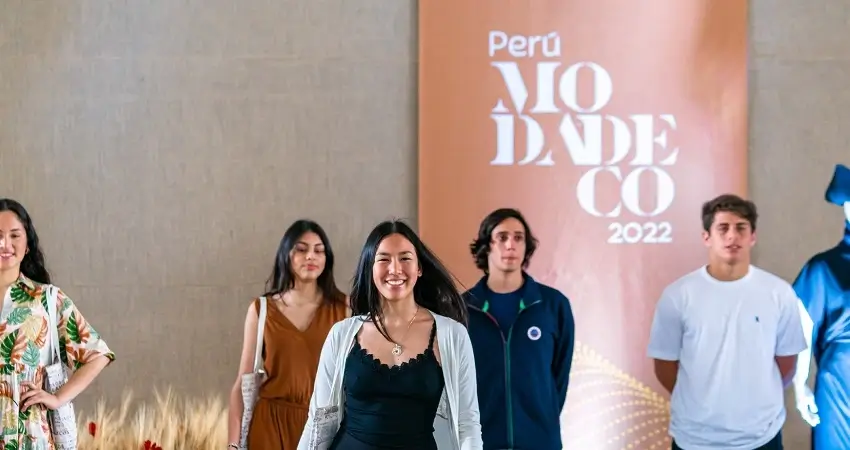 Pasarela de moda, donde se muestra una mujer desfilando