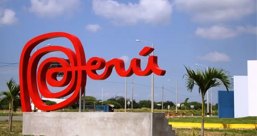 Logo de la marca Perú encima de unas escaleras al aire libre