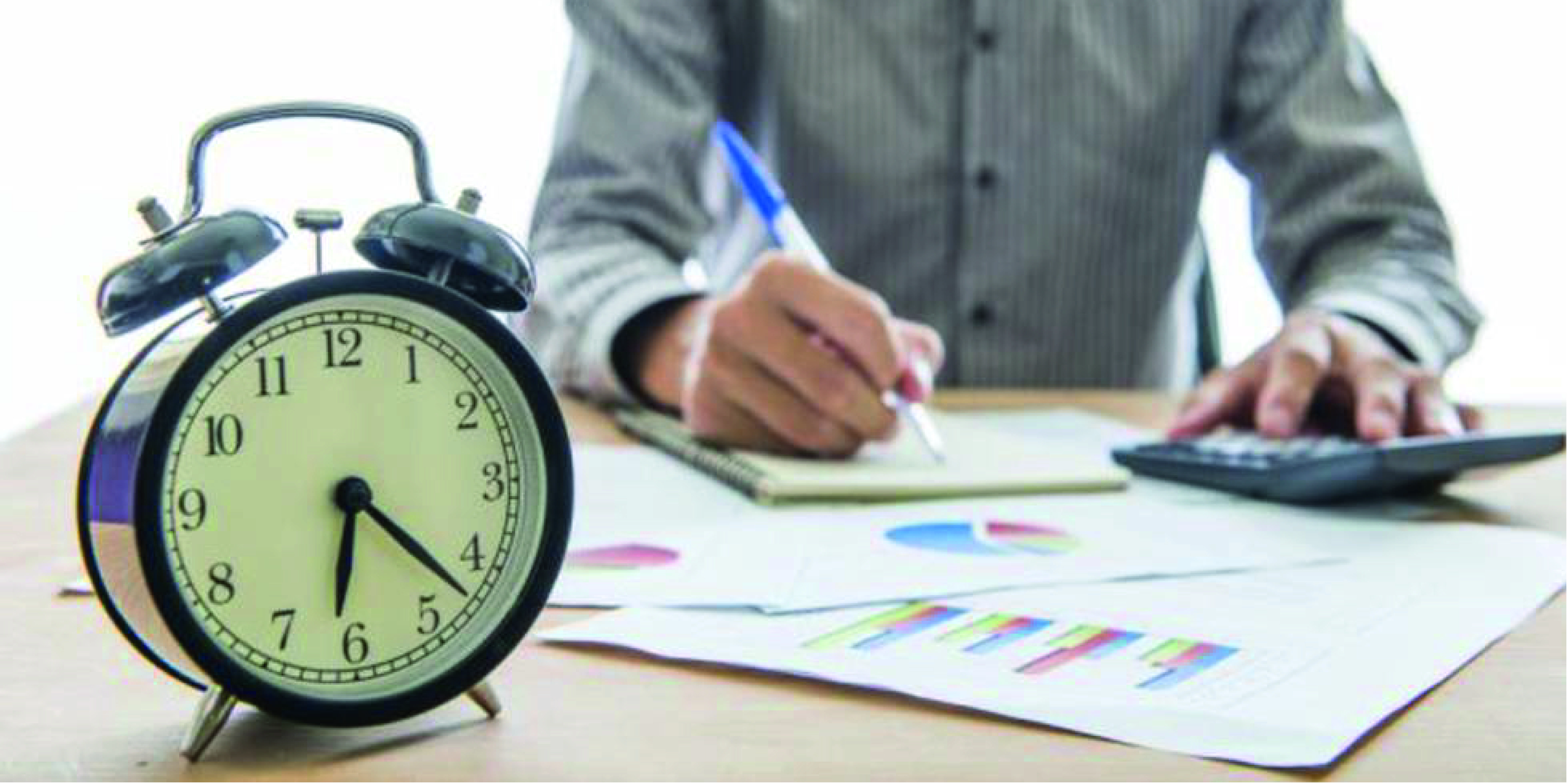 Persona realizando calculos de salarios
