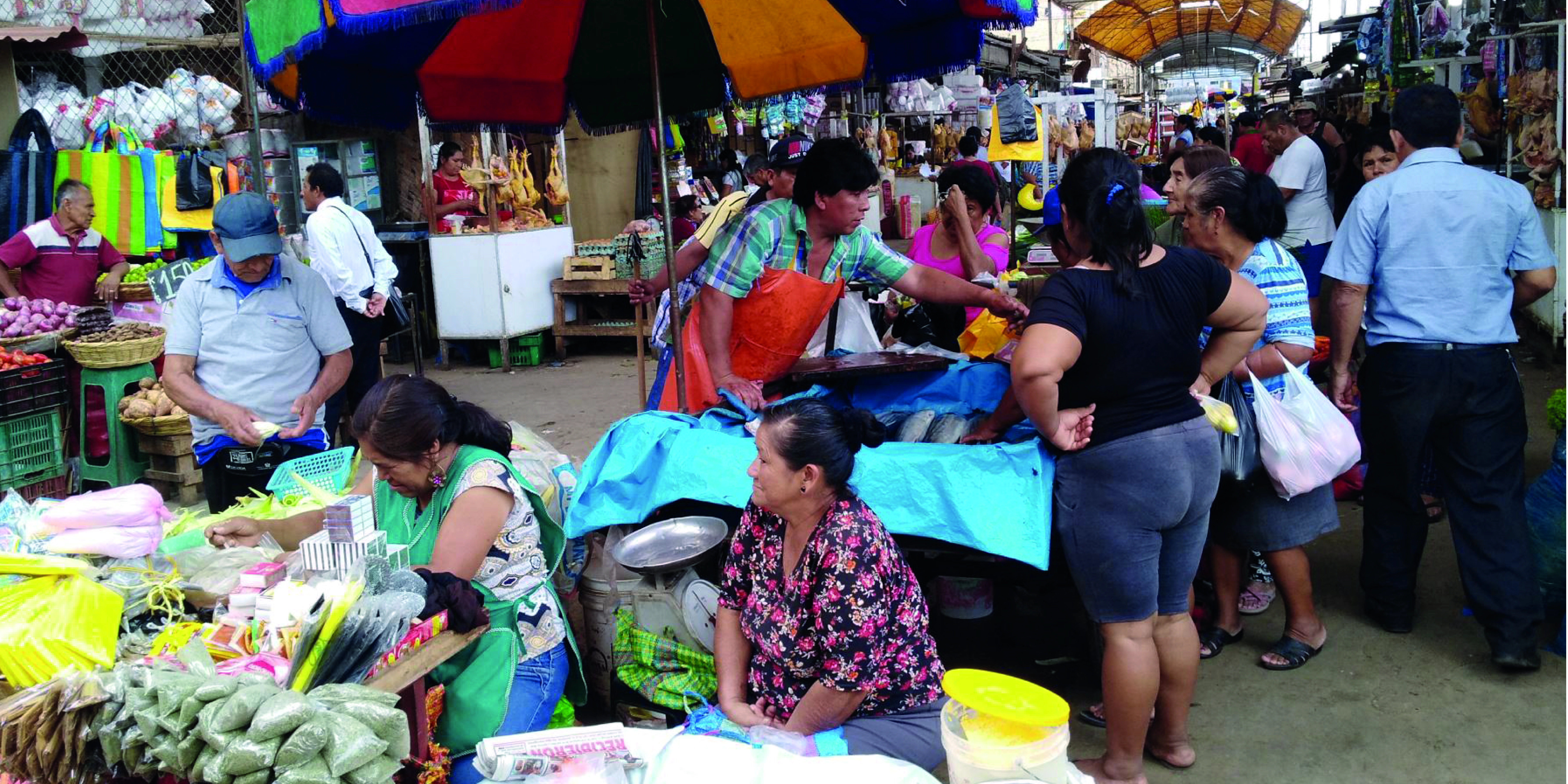 Varias personas en el mercado por los precios elevados
