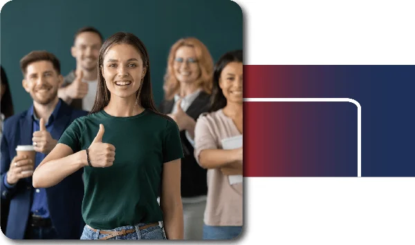 Personas sonriendo con el dedo pulgar arriba, mostrando satisfaccion y conformidad