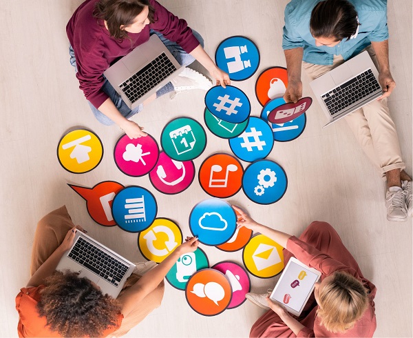 Varias personas donde comparten sus ideas de marketing que puedan aplicar a una empresa